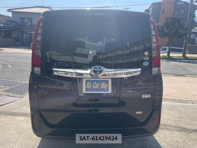 Toyota NOAH 2016-10 8221389-2