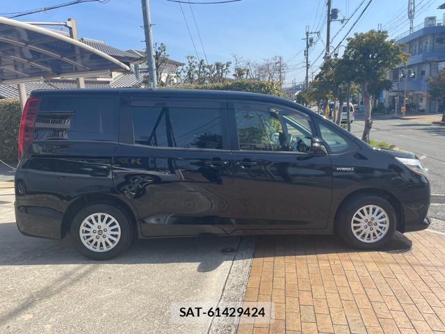Toyota NOAH 2016-10 8221389-3