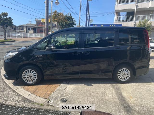 Toyota NOAH 2016-10 8221389-4