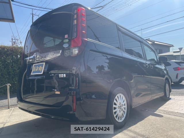 Toyota NOAH 2016-10 8221389-9