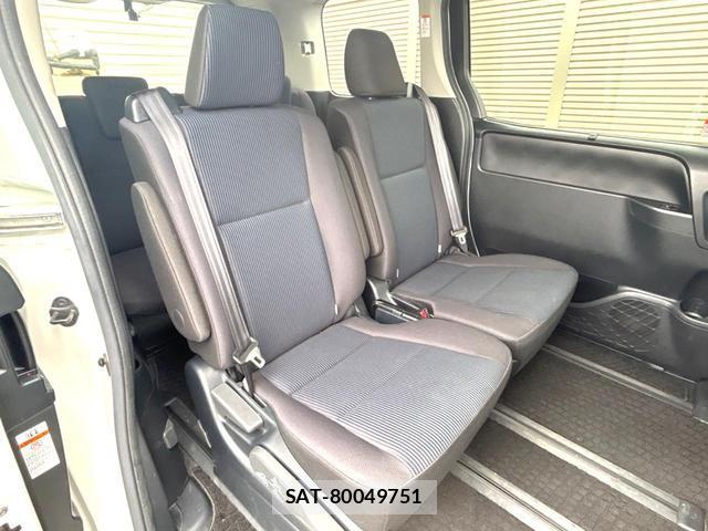 Toyota NOAH 2020-03 8221572-8