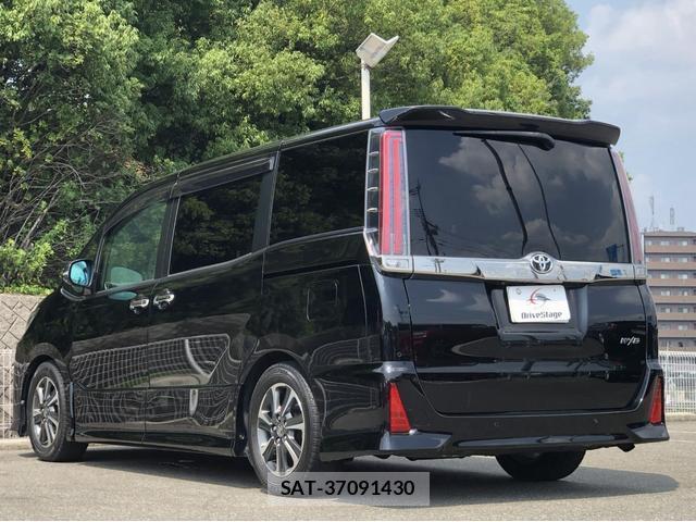 Toyota NOAH 2019-03 8221831-4