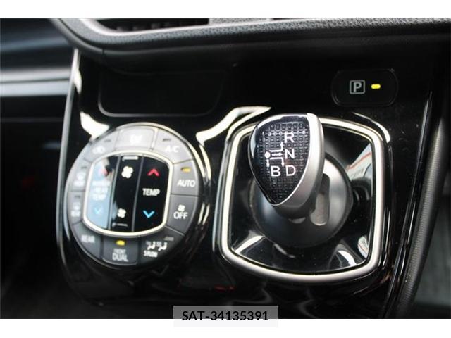 Toyota NOAH 2017-08 8221997-12