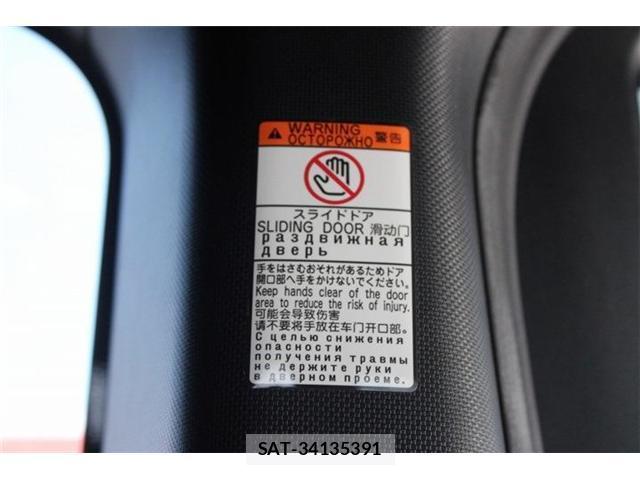 Toyota NOAH 2017-08 8221997-16