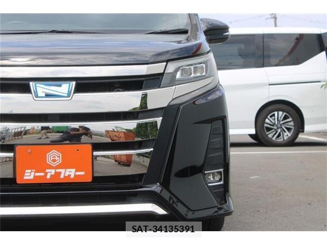 Toyota NOAH 2017-08 8221997-2
