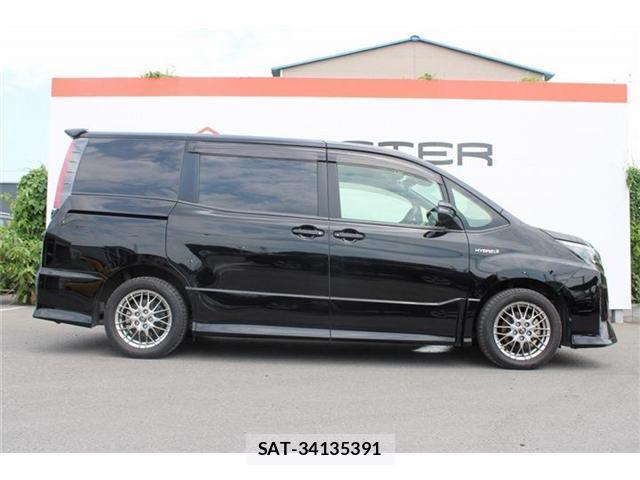 Toyota NOAH 2017-08 8221997-5