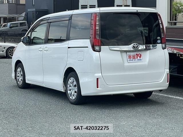 Toyota NOAH 2015-09 8222369-1