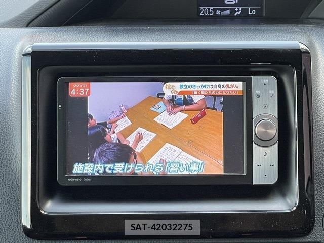 Toyota NOAH 2015-09 8222369-11