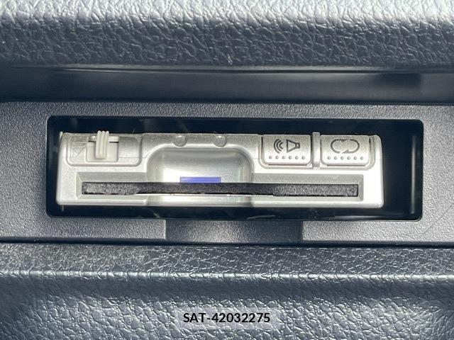 Toyota NOAH 2015-09 8222369-13