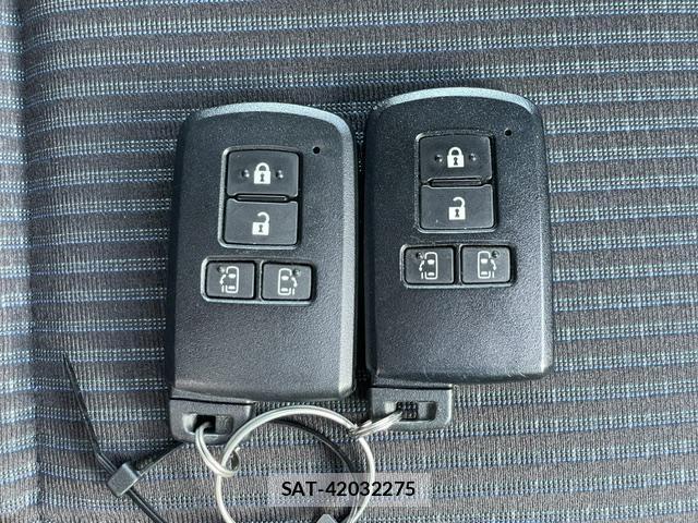 Toyota NOAH 2015-09 8222369-14