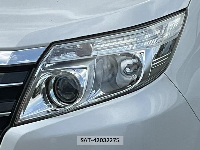 Toyota NOAH 2015-09 8222369-19