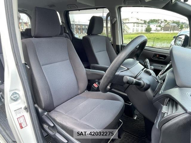 Toyota NOAH 2015-09 8222369-2