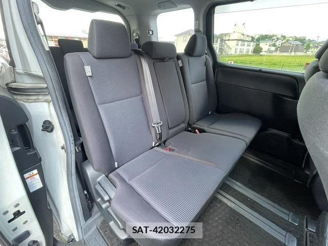 Toyota NOAH 2015-09 8222369-4
