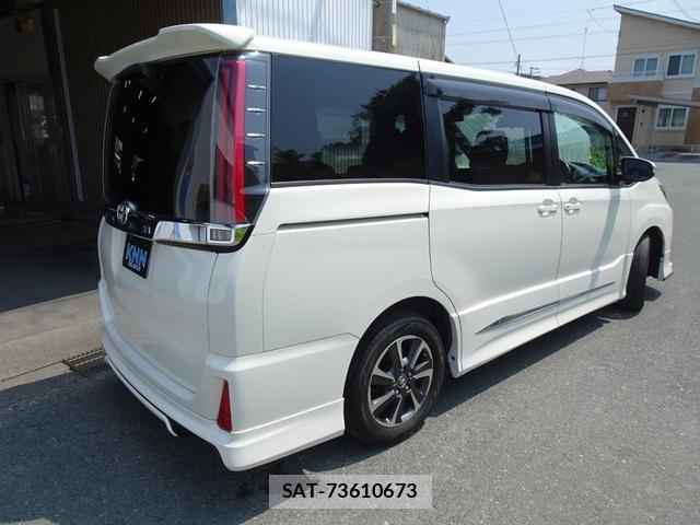 Toyota NOAH 2017-10 8222511-10