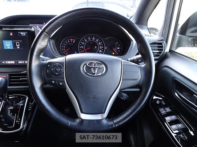 Toyota NOAH 2017-10 8222511-14