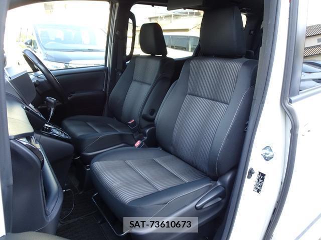 Toyota NOAH 2017-10 8222511-16