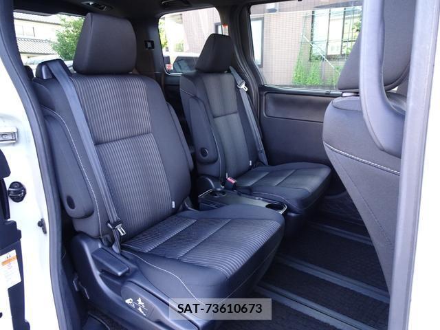 Toyota NOAH 2017-10 8222511-17
