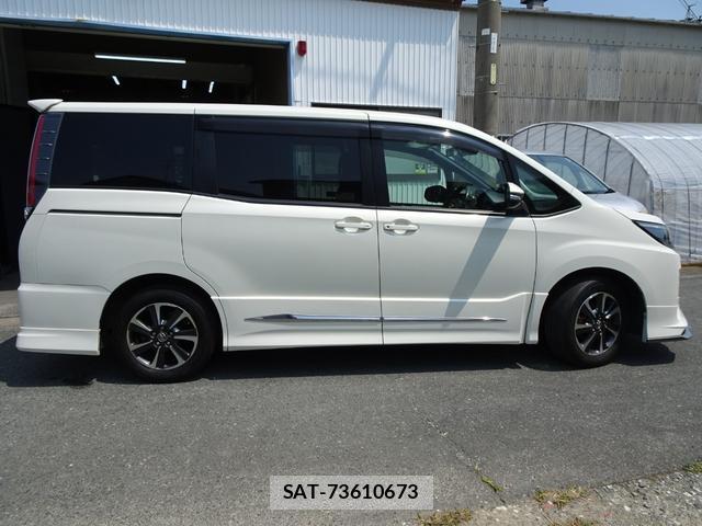 Toyota NOAH 2017-10 8222511-9