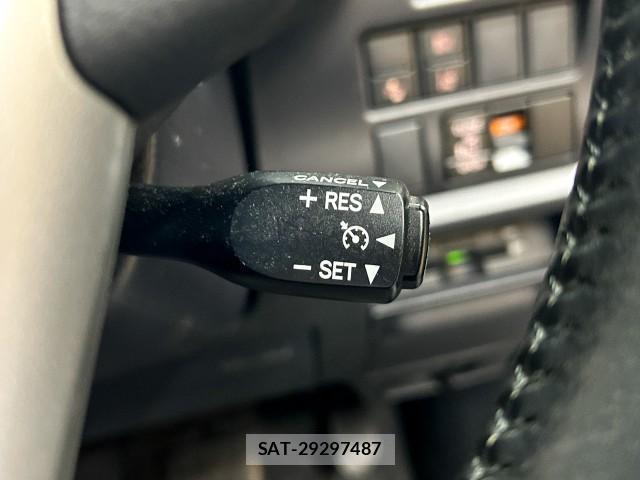 Toyota NOAH 2017-09 8222519-14
