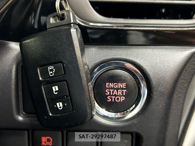 Toyota NOAH 2017-09 8222519-16