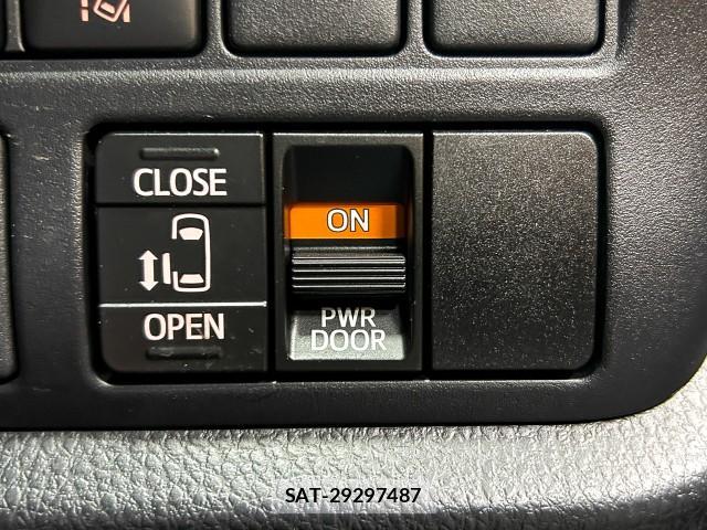 Toyota NOAH 2017-09 8222519-17