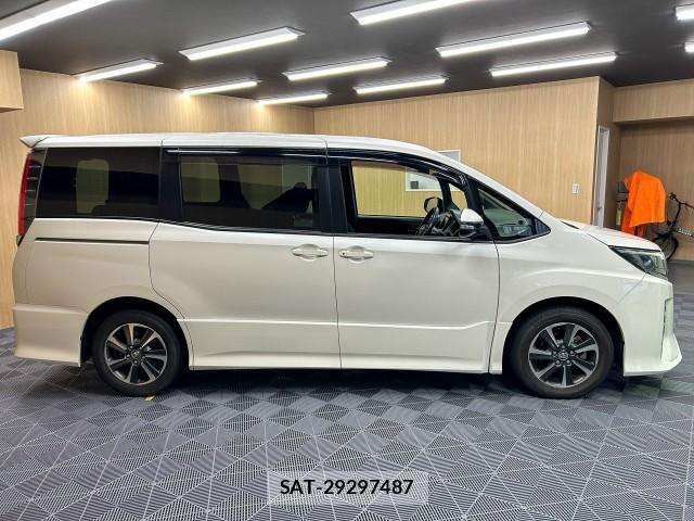 Toyota NOAH 2017-09 8222519-2