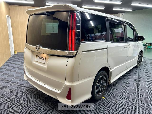 Toyota NOAH 2017-09 8222519-4