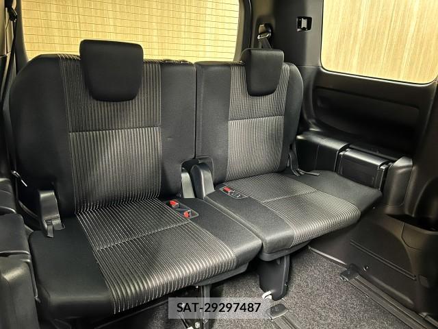 Toyota NOAH 2017-09 8222519-8