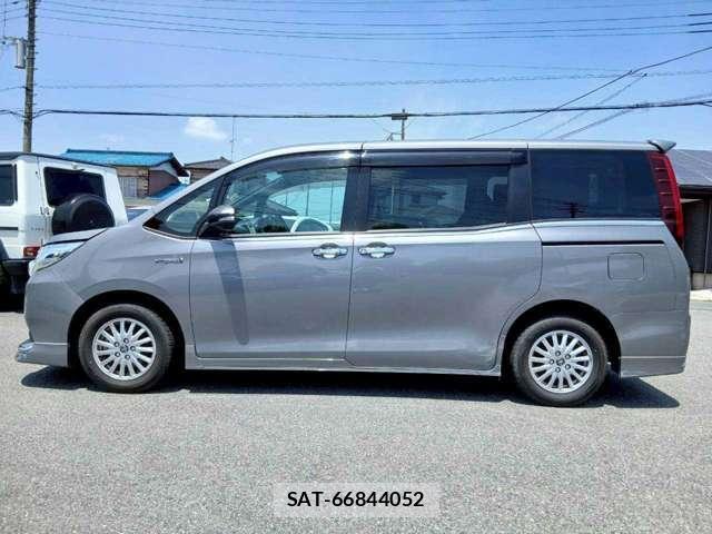 Toyota NOAH 2015-11 8222672-1