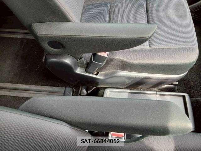 Toyota NOAH 2015-11 8222672-16