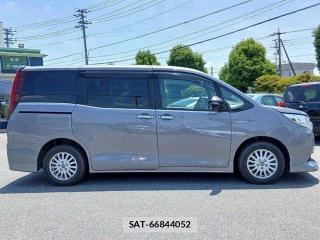 Toyota NOAH 2015-11 8222672-2