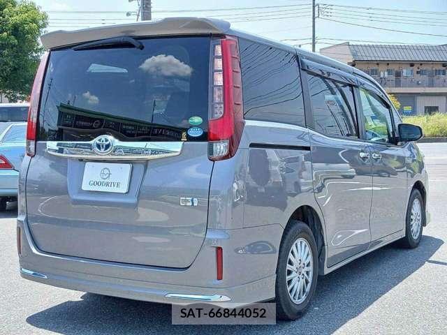 Toyota NOAH 2015-11 8222672-3
