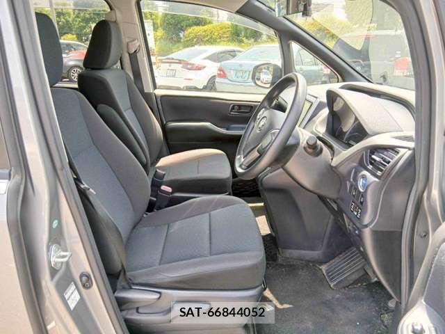 Toyota NOAH 2015-11 8222672-5