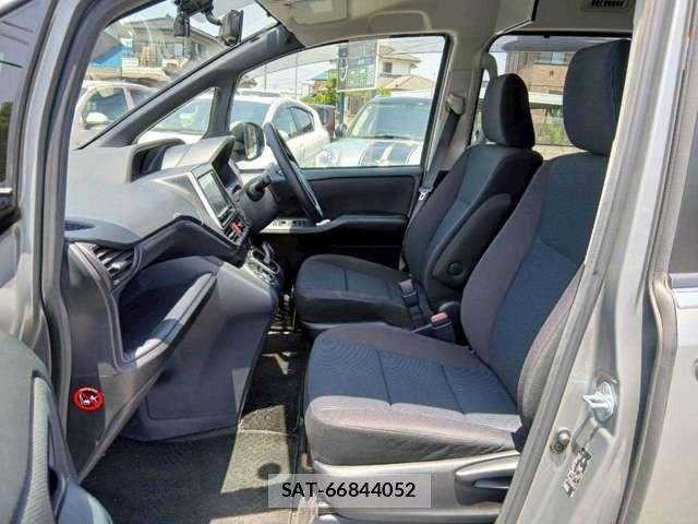 Toyota NOAH 2015-11 8222672-6
