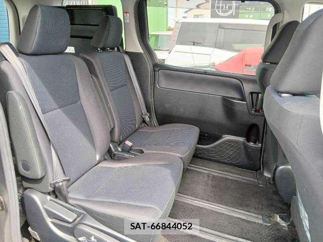 Toyota NOAH 2015-11 8222672-7