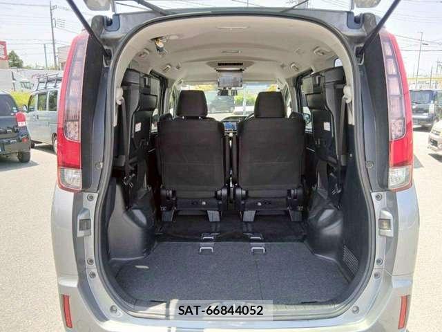Toyota NOAH 2015-11 8222672-8