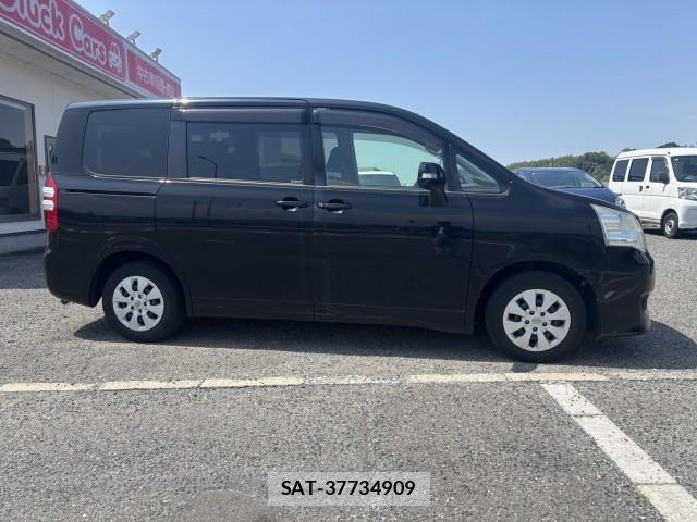Toyota NOAH 2013-07 8222822-13