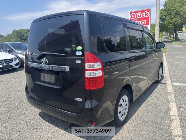 Toyota NOAH 2013-07 8222822-14