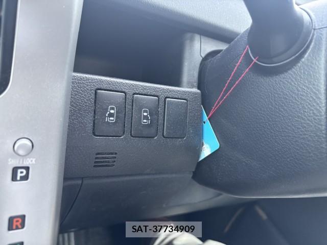 Toyota NOAH 2013-07 8222822-2