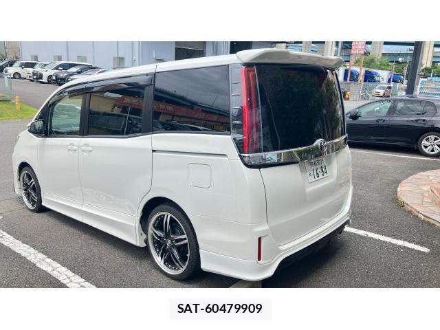 Toyota NOAH 2018-04 8222856-1