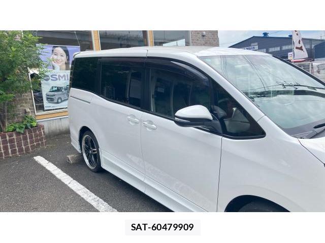 Toyota NOAH 2018-04 8222856-11