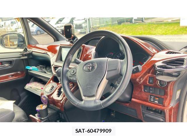 Toyota NOAH 2018-04 8222856-14