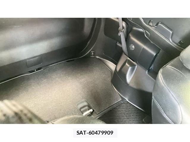 Toyota NOAH 2018-04 8222856-17