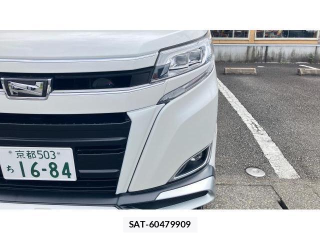 Toyota NOAH 2018-04 8222856-7