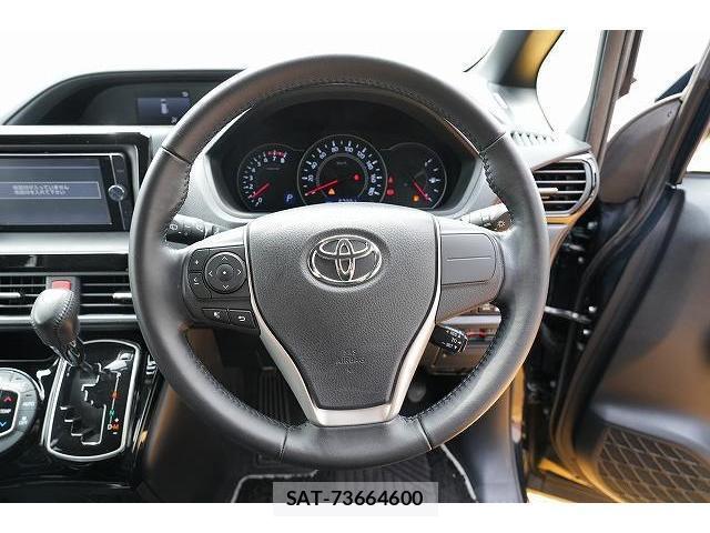 Toyota NOAH 2017-12 8223268-4