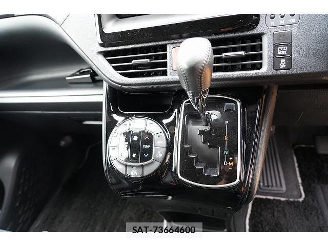 Toyota NOAH 2017-12 8223268-8