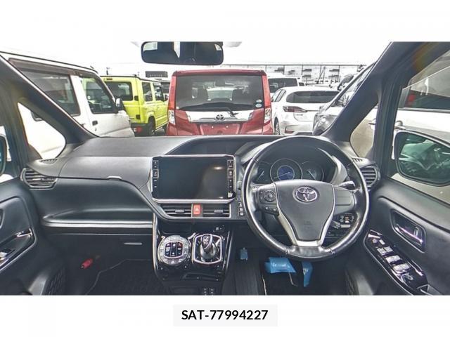 Toyota NOAH 2018-09 8223478-5
