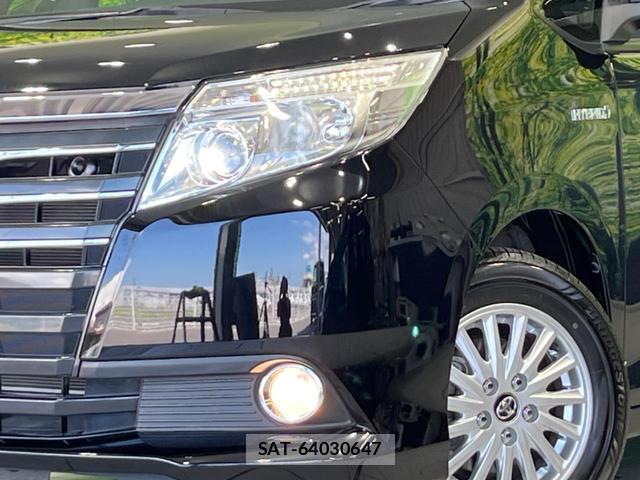Toyota NOAH 2015-06 8223512-12