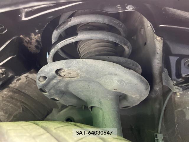 Toyota NOAH 2015-06 8223512-19