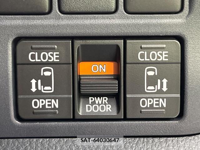 Toyota NOAH 2015-06 8223512-2